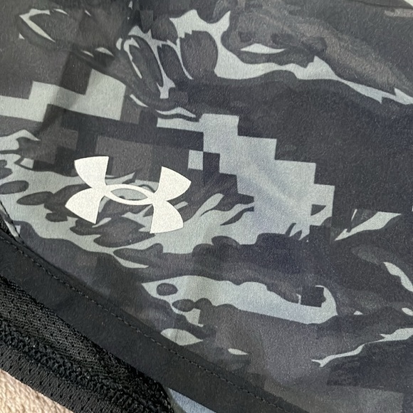 Under Armour Fly By 2.0Running Shorts with Reflective - Picture 3 of 7